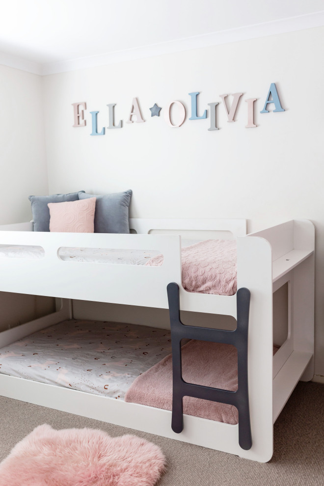 Inspiration pour une chambre d'enfant de 4 à 10 ans style shabby chic de taille moyenne avec un mur rose, moquette et un sol beige.