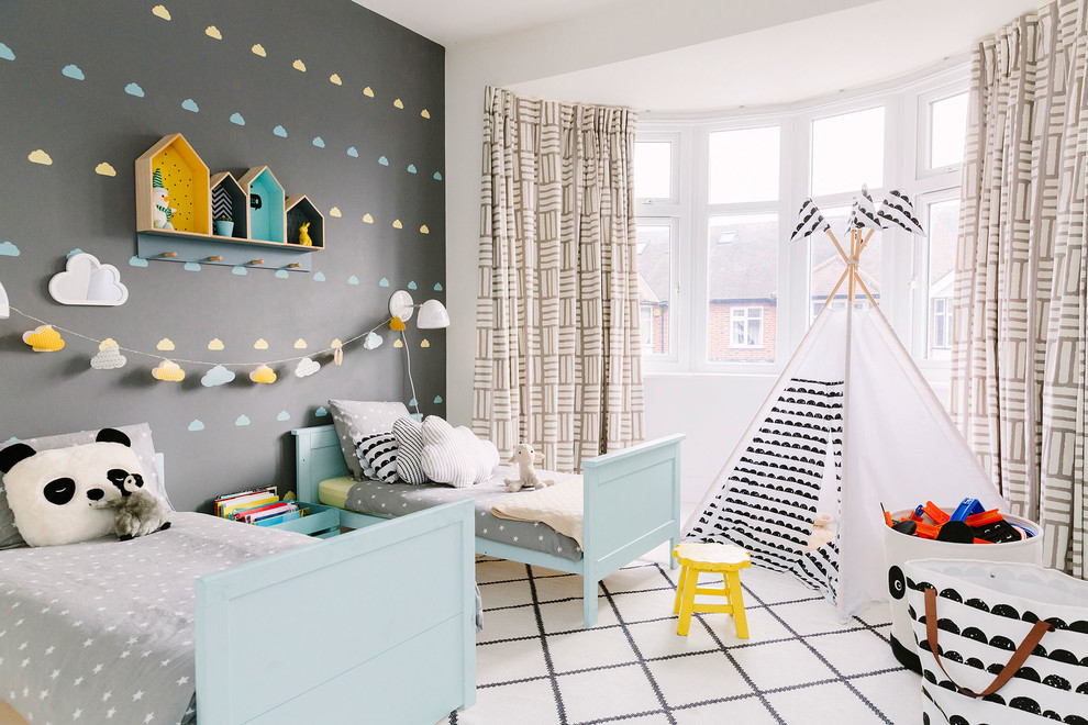 Inredning av ett minimalistiskt könsneutralt barnrum kombinerat med sovrum och för 4-10-åringar, med grå väggar