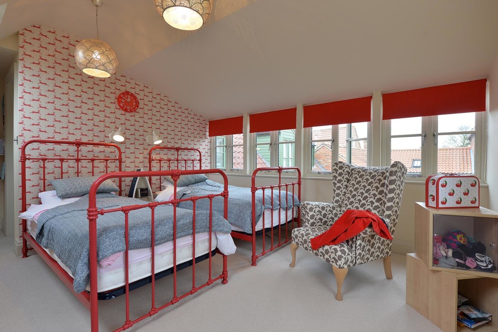 Пример оригинального дизайна: детская в классическом стиле с спальным местом, разноцветными стенами и ковровым покрытием для ребенка от 4 до 10 лет