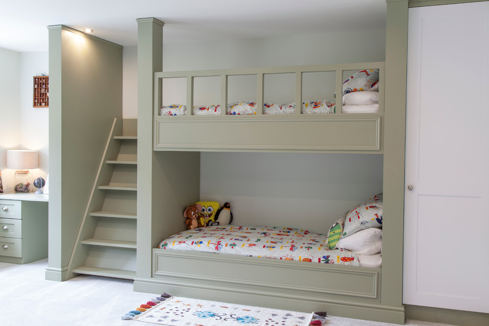 Идея дизайна: нейтральная детская в стиле неоклассика (современная классика) с спальным местом и белыми стенами для ребенка от 4 до 10 лет