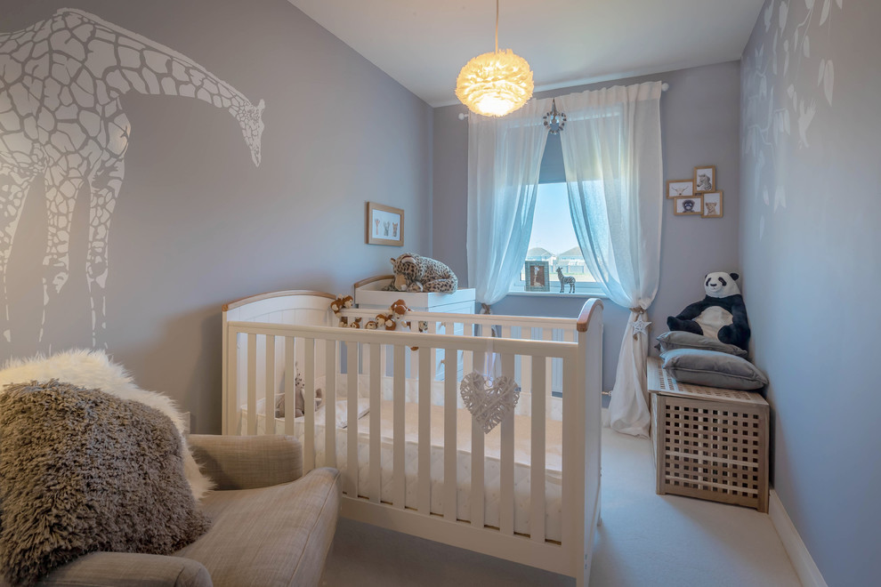 Cette image montre une petite chambre de bébé neutre nordique.