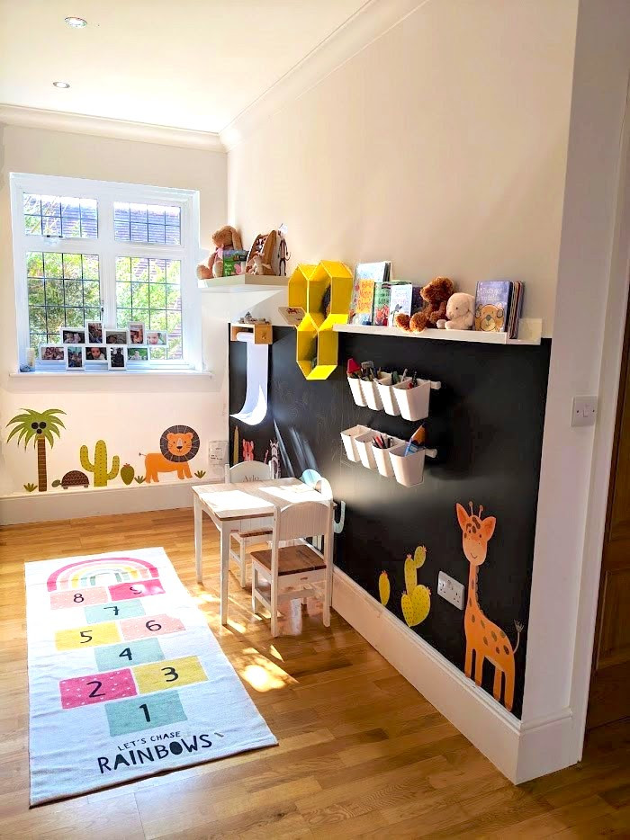 Großes, Neutrales Stilmix Kinderzimmer mit Spielecke, weißer Wandfarbe und Laminat in London