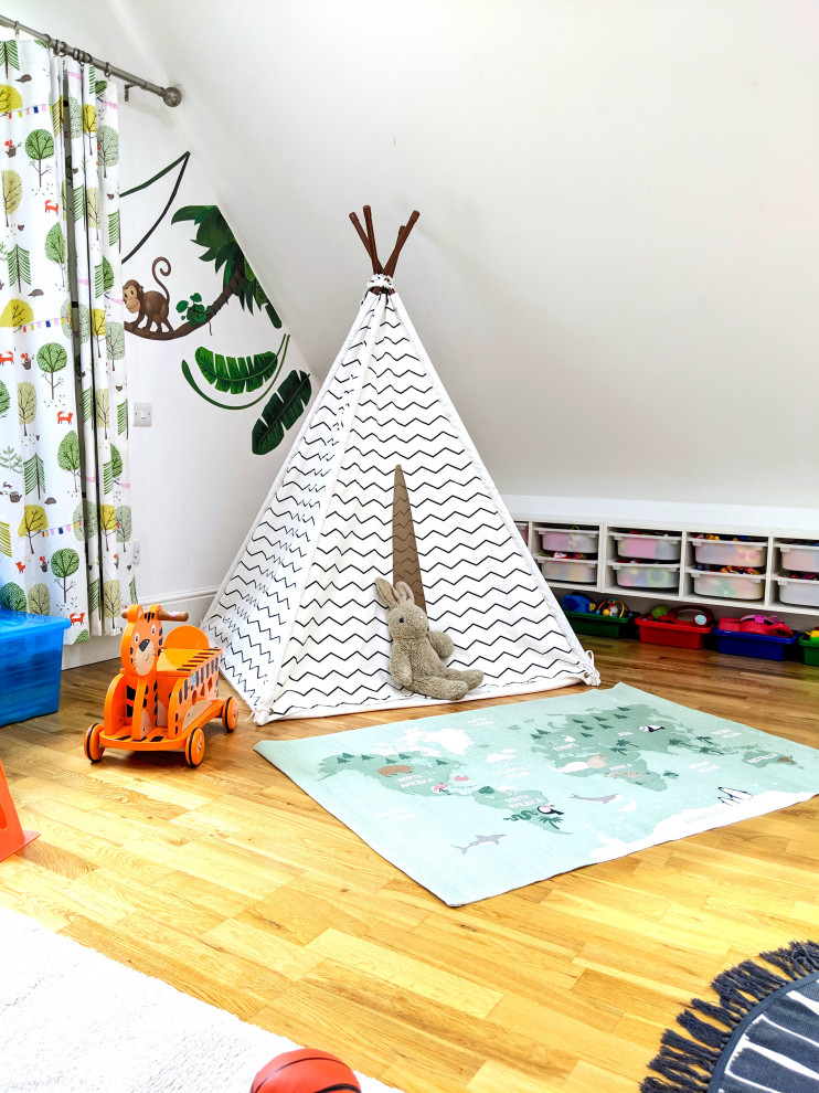 Diseño de dormitorio infantil de 1 a 3 años ecléctico grande con paredes blancas y suelo laminado