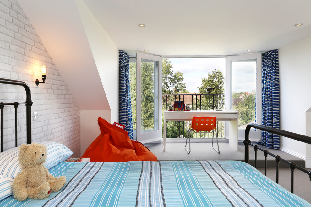 Inspiration för ett vintage könsneutralt barnrum kombinerat med sovrum, med vita väggar och heltäckningsmatta