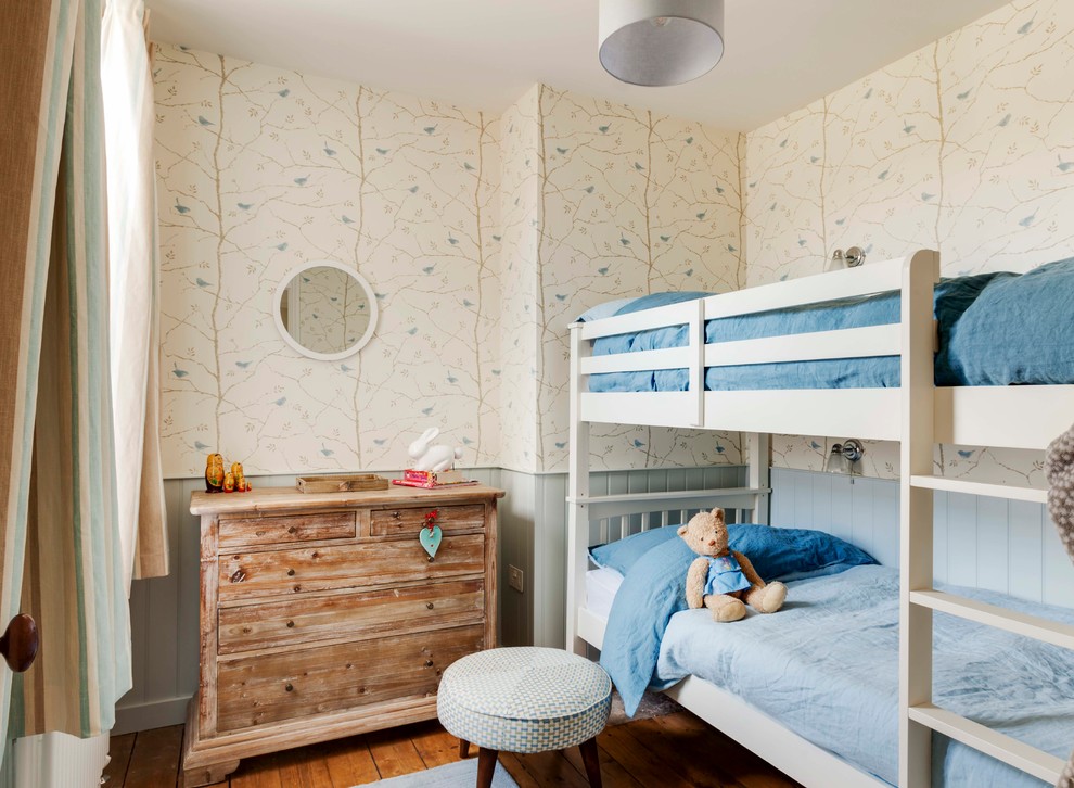 Exemple d'une chambre d'enfant de 4 à 10 ans chic de taille moyenne avec un sol en bois brun, un sol marron et un lit superposé.