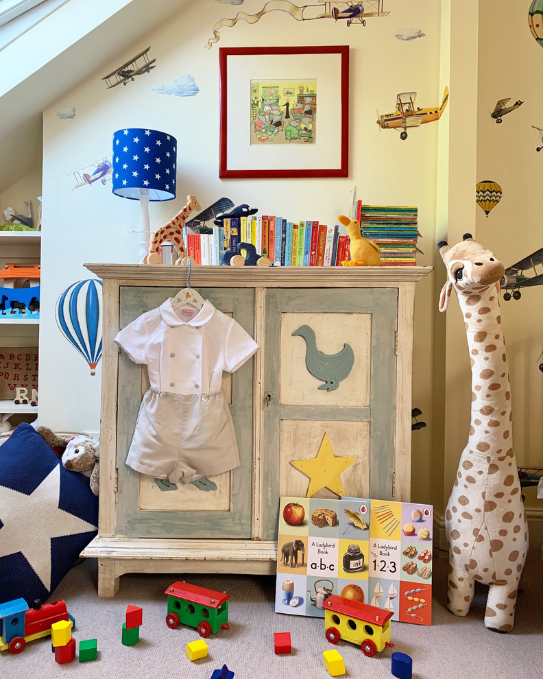 Exemple d'une chambre d'enfant de 1 à 3 ans chic de taille moyenne avec un mur multicolore, moquette et un sol beige.