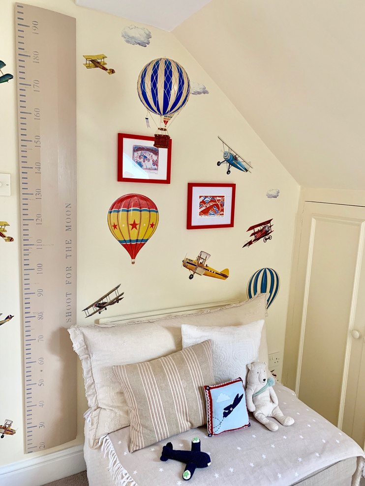 Ispirazione per una cameretta per bambini da 1 a 3 anni tradizionale di medie dimensioni con pareti multicolore, moquette e pavimento beige