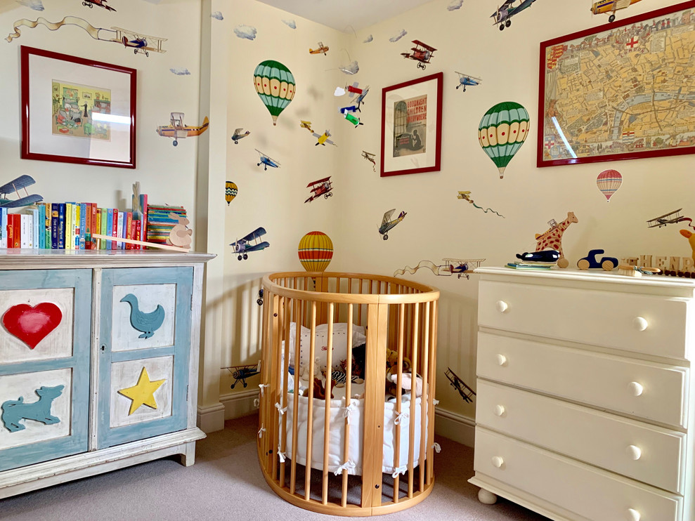 Cette photo montre une chambre de bébé neutre chic de taille moyenne avec un mur multicolore, moquette et un sol beige.