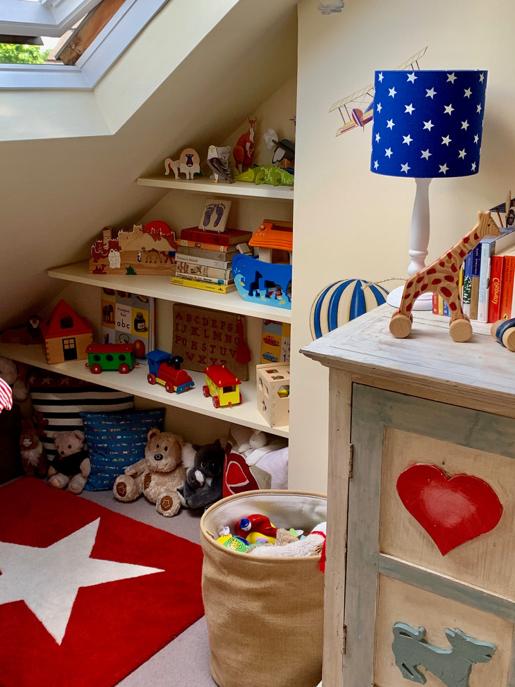 Idée de décoration pour une chambre d'enfant de 1 à 3 ans tradition de taille moyenne avec un mur multicolore, moquette et un sol beige.