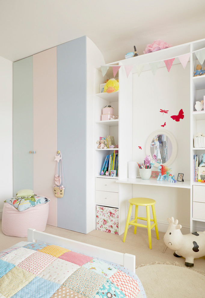 Ejemplo de dormitorio infantil de 4 a 10 años moderno de tamaño medio con paredes blancas, moqueta y suelo beige