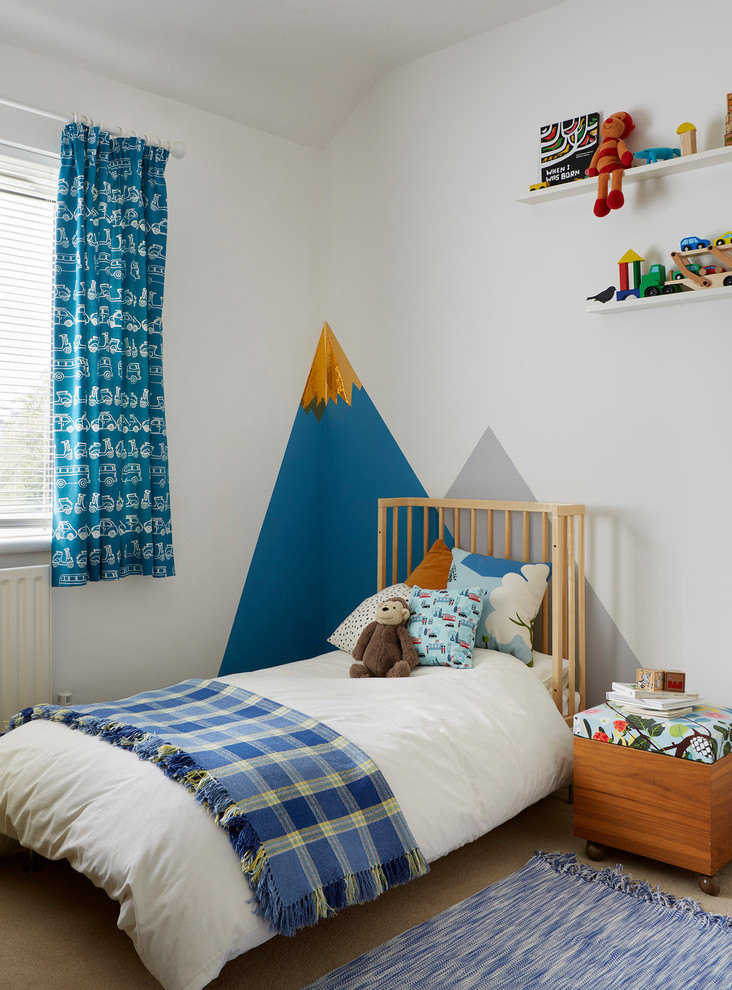 На фото: детская в скандинавском стиле с спальным местом, белыми стенами, ковровым покрытием и бежевым полом для ребенка от 4 до 10 лет, мальчика с