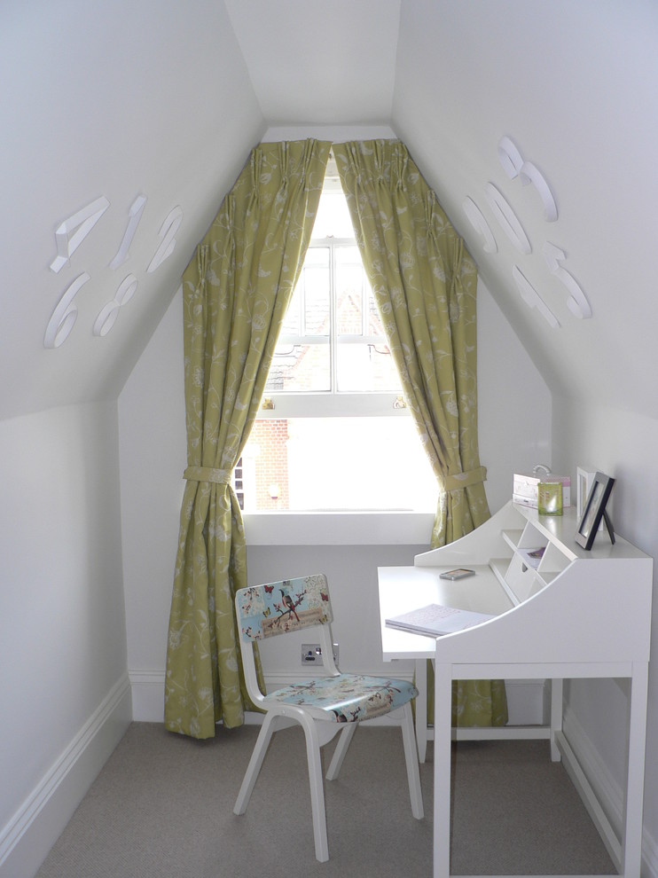 Immagine di una cameretta per bambini da 4 a 10 anni chic di medie dimensioni con pareti bianche e moquette