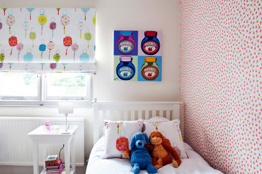 Aménagement d'une chambre d'enfant classique avec un mur multicolore.