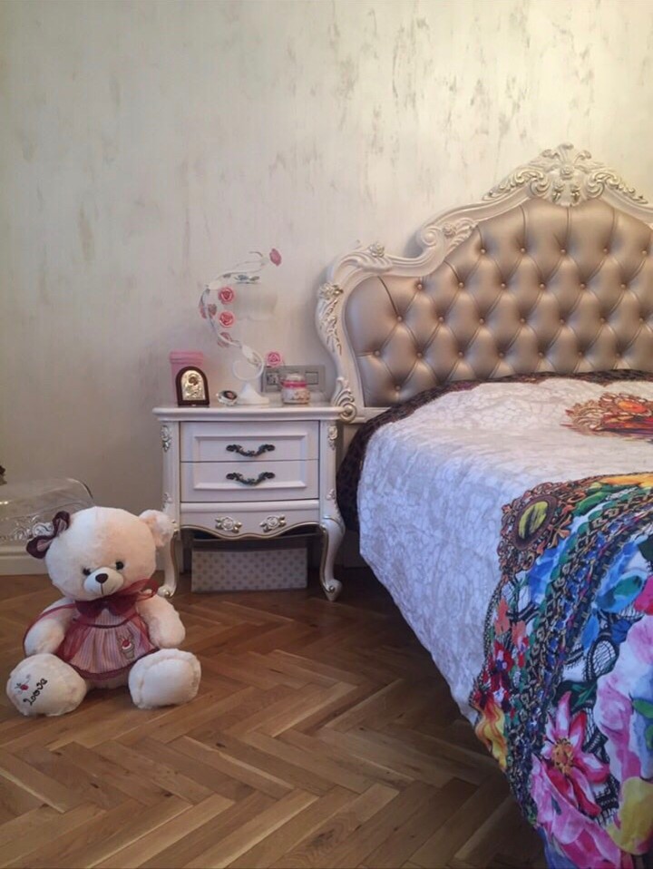 Diseño de dormitorio infantil romántico grande con paredes beige, suelo de madera oscura y suelo marrón