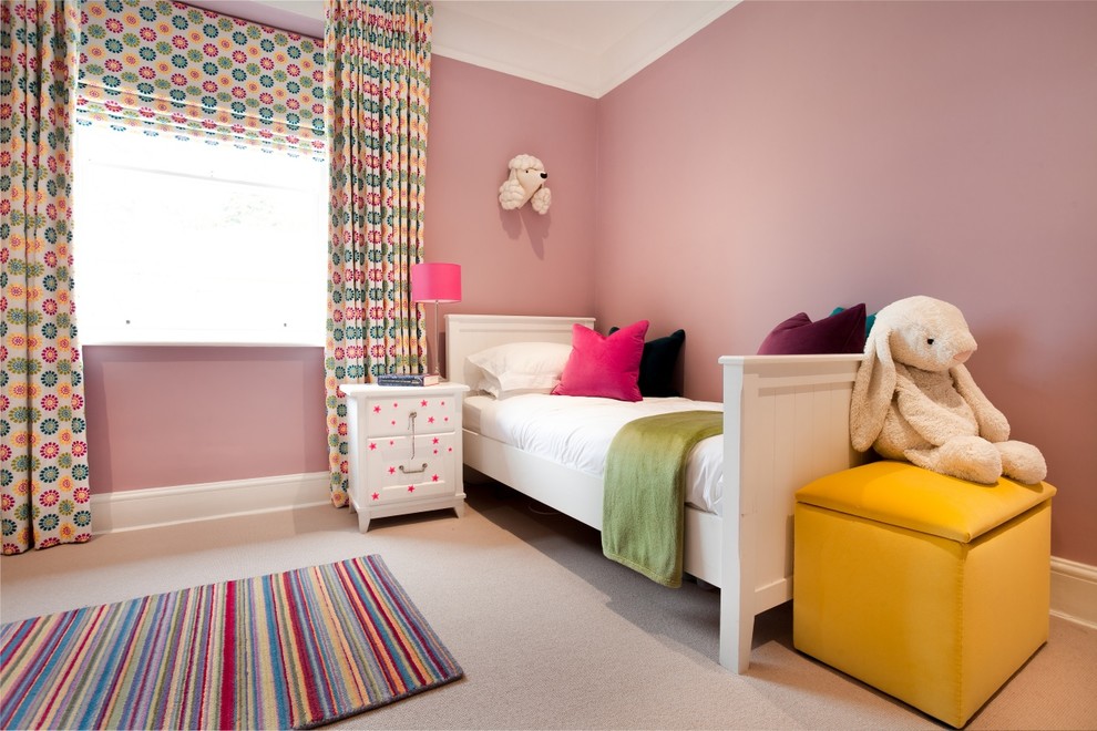 Esempio di una grande cameretta per bambini design con pareti rosa e moquette