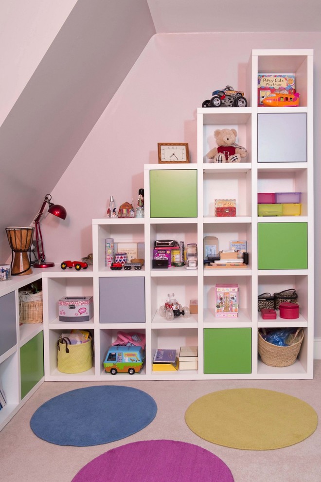 Cette image montre une chambre d'enfant de 4 à 10 ans design de taille moyenne avec un mur rose et moquette.