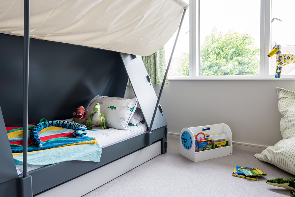 Modelo de dormitorio infantil contemporáneo con paredes grises, moqueta y suelo gris