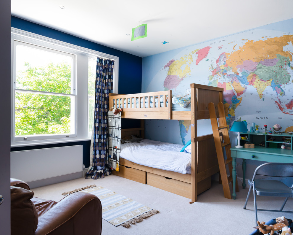 На фото: нейтральная детская среднего размера в стиле фьюжн с синими стенами, ковровым покрытием, спальным местом и серым полом для ребенка от 4 до 10 лет, двоих детей с