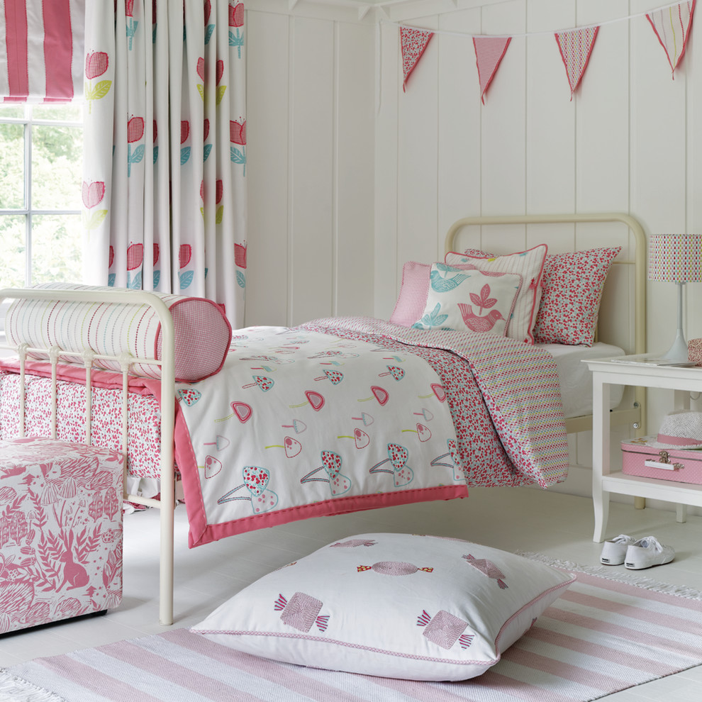 Inspiration for a classic kids' bedroom in Other.