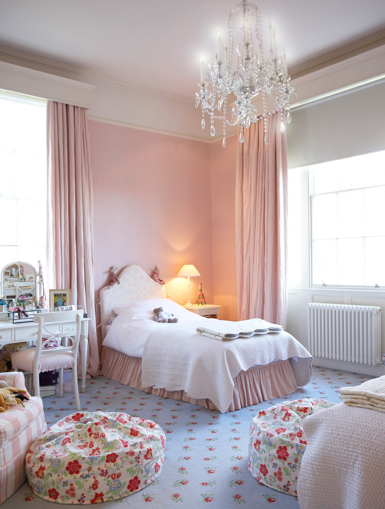 Exemple d'une chambre d'enfant romantique avec un mur rose, moquette et un sol bleu.