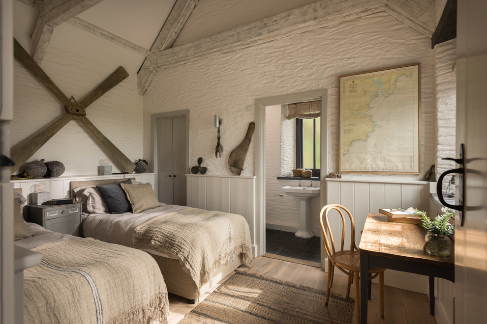 Neutrales Maritimes Kinderzimmer mit Schlafplatz, weißer Wandfarbe, hellem Holzboden und beigem Boden in Cornwall