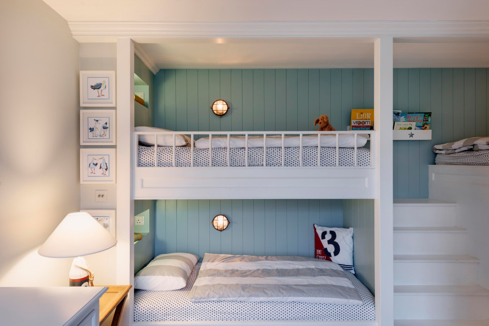 Стильный дизайн: нейтральная детская среднего размера в морском стиле с спальным местом, разноцветными стенами, паркетным полом среднего тона, коричневым полом, многоуровневым потолком и панелями на части стены для ребенка от 1 до 3 лет - последний тренд