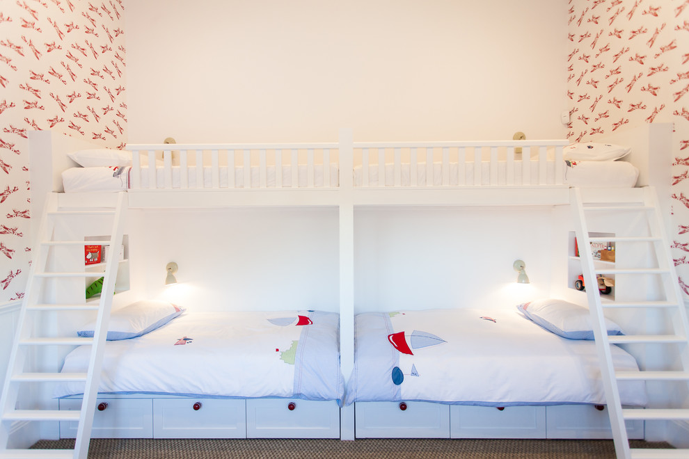 Bild på ett maritimt könsneutralt barnrum kombinerat med sovrum och för 4-10-åringar, med flerfärgade väggar och heltäckningsmatta