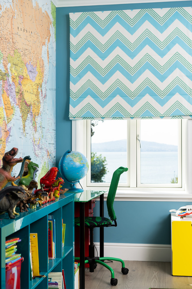 Idéer för ett mellanstort modernt pojkrum kombinerat med skrivbord, med blå väggar, ljust trägolv och beiget golv