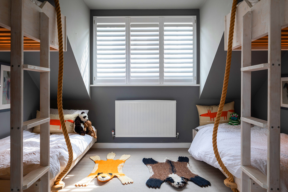 Exemple d'une chambre d'enfant de 4 à 10 ans bord de mer avec un mur gris, un sol gris, moquette et un lit superposé.
