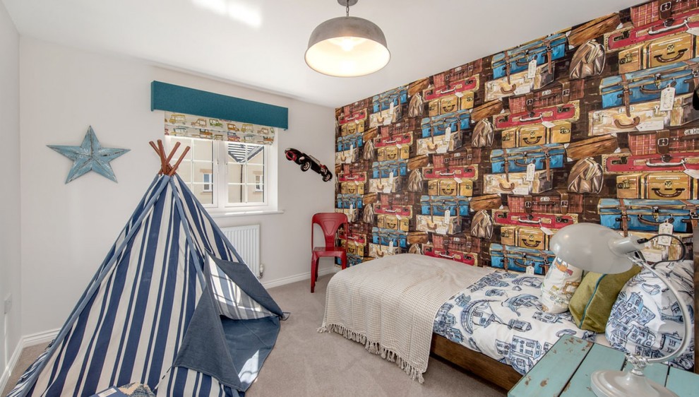 Immagine di una cameretta per bambini da 4 a 10 anni tradizionale con pareti grigie, moquette e pavimento beige