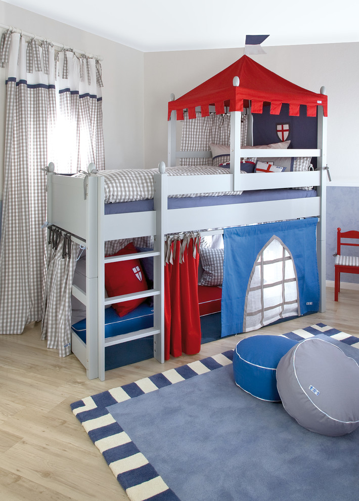 Réalisation d'une chambre d'enfant de 4 à 10 ans tradition avec un mur gris, parquet clair et un lit superposé.