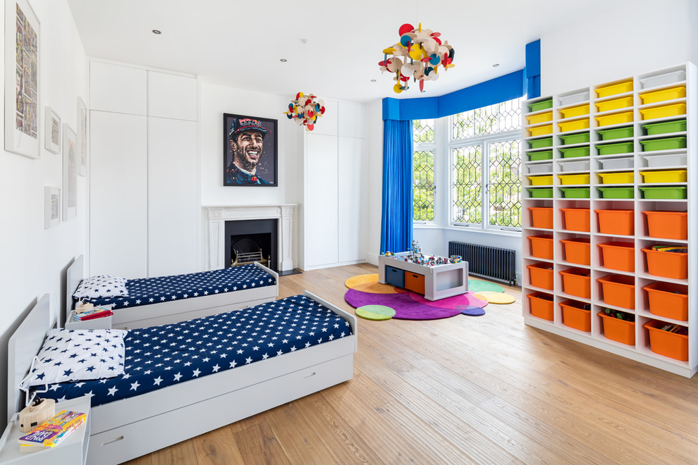 Aménagement d'une grande chambre d'enfant de 4 à 10 ans contemporaine avec un mur blanc, parquet clair et un sol beige.