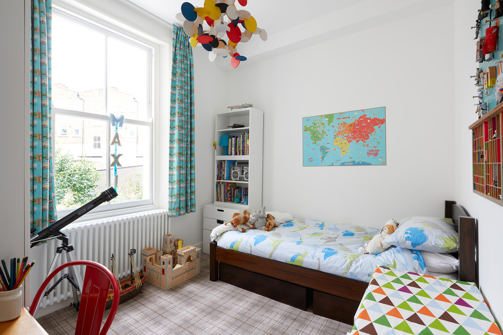 Foto de dormitorio infantil de 4 a 10 años tradicional renovado de tamaño medio con paredes blancas y moqueta