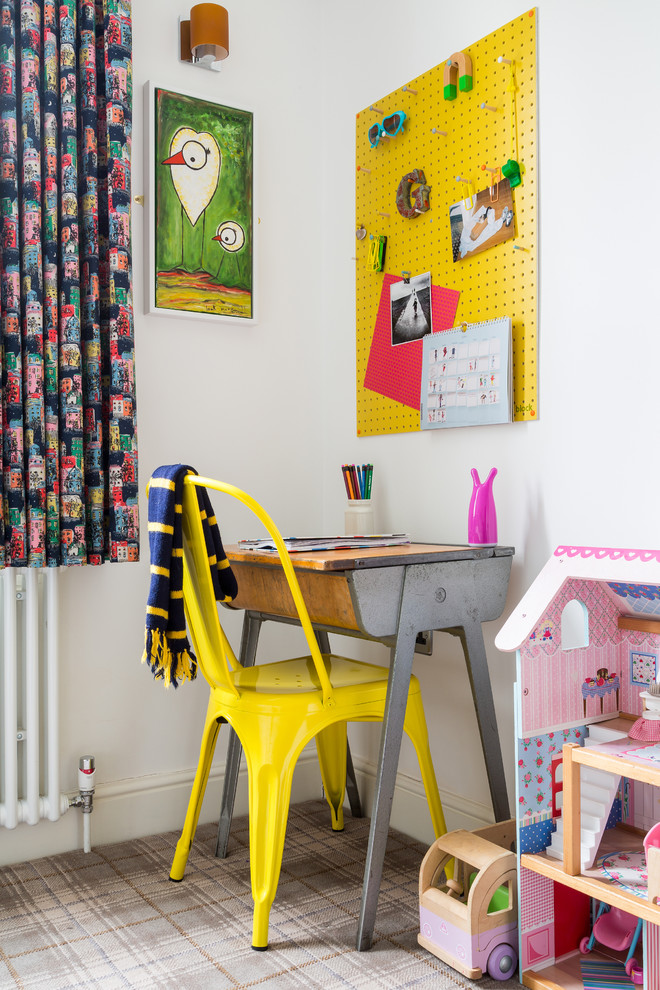 Mittelgroßes Stilmix Mädchenzimmer mit Arbeitsecke, weißer Wandfarbe, Teppichboden und beigem Boden in London