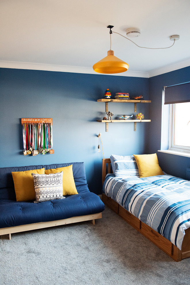 На фото: детская среднего размера в стиле ретро с спальным местом, синими стенами, ковровым покрытием и серым полом для подростка, мальчика