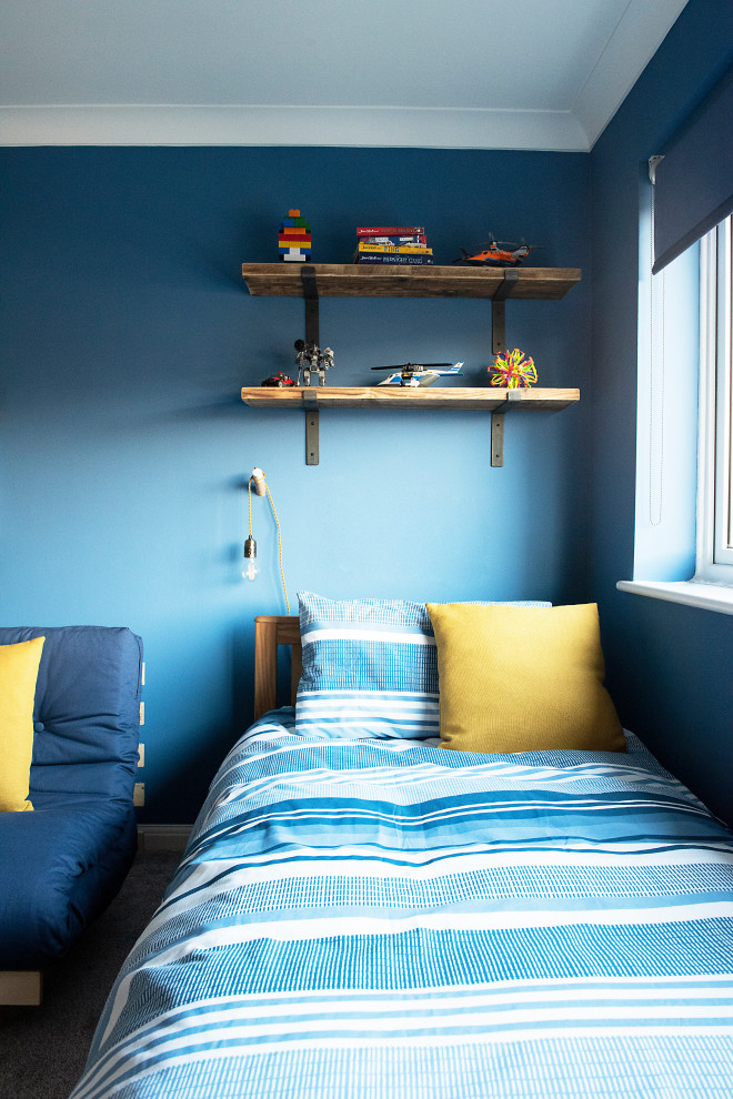 Идея дизайна: детская среднего размера в стиле ретро с спальным местом, синими стенами, ковровым покрытием и серым полом для подростка, мальчика