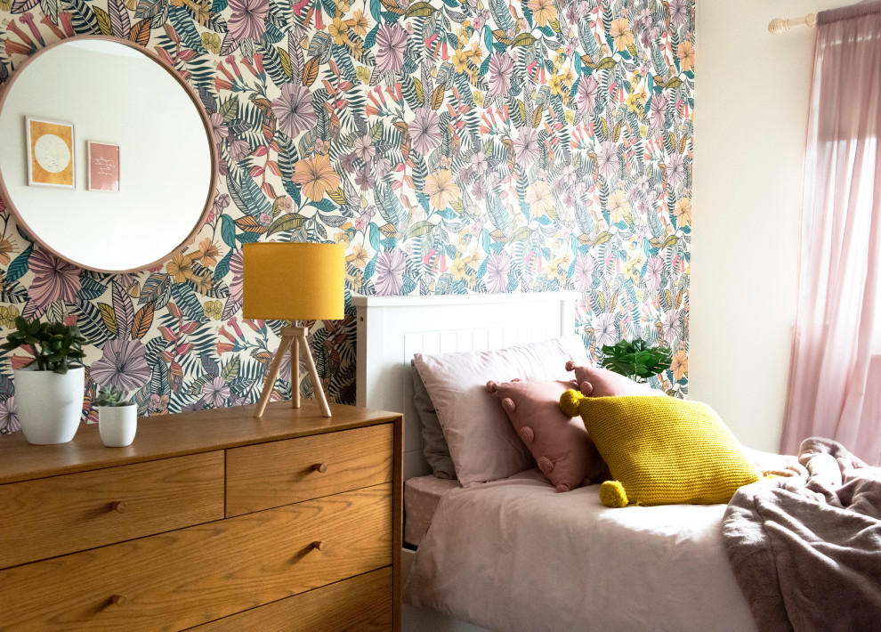 Imagen de dormitorio infantil retro de tamaño medio con paredes rosas, moqueta y suelo gris