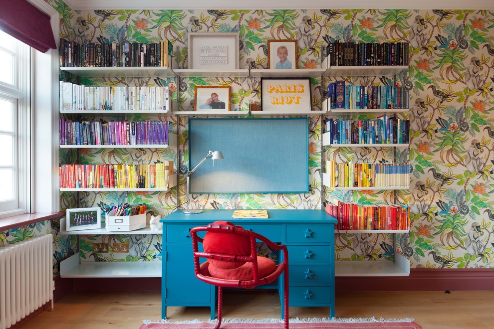 Immagine di una grande cameretta per bambini da 4 a 10 anni eclettica con pareti multicolore, parquet chiaro e pavimento beige