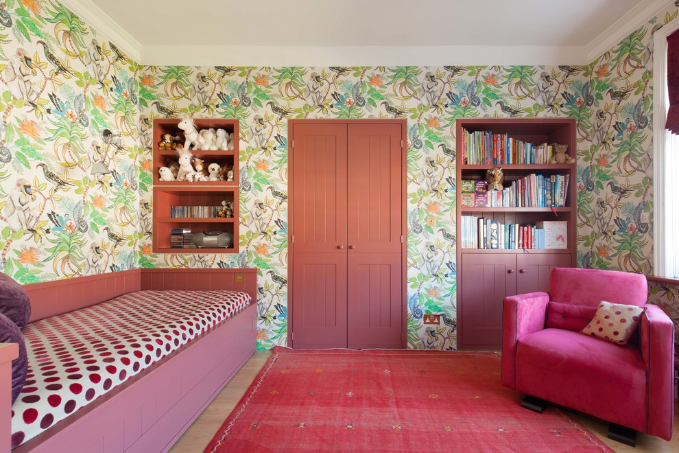 Imagen de dormitorio infantil de 4 a 10 años bohemio grande con paredes multicolor, suelo de madera clara y suelo beige