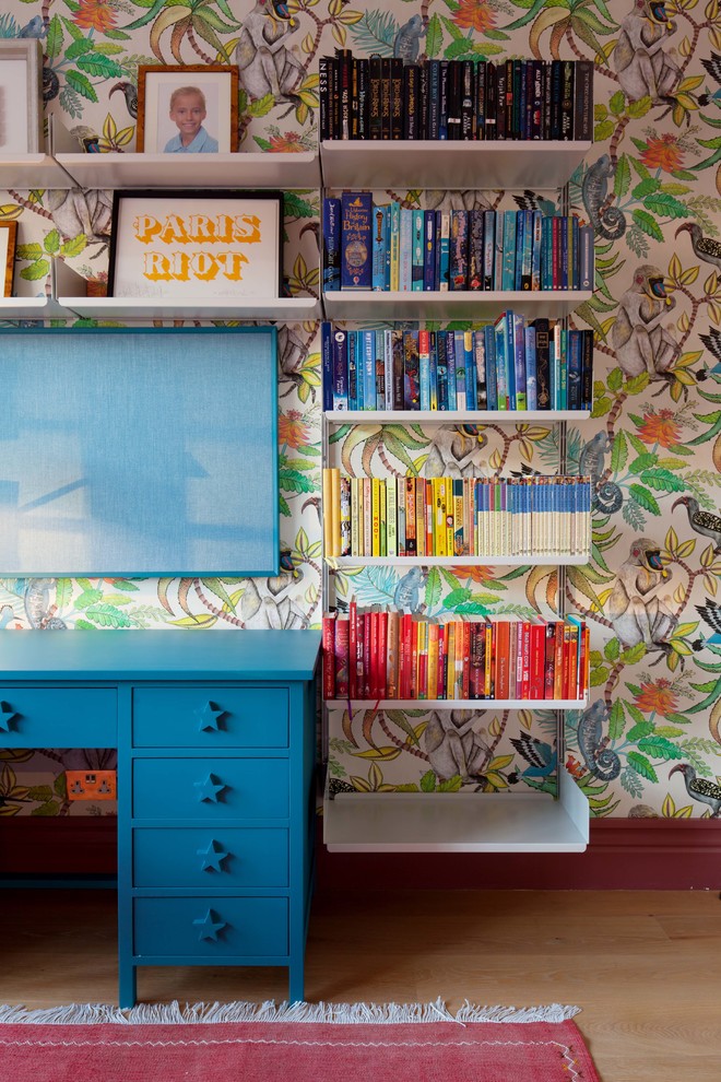 Imagen de dormitorio infantil de 4 a 10 años ecléctico grande con paredes multicolor, suelo de madera clara y suelo beige