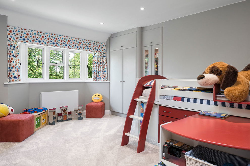 Imagen de dormitorio infantil de 4 a 10 años actual de tamaño medio con paredes grises, moqueta y suelo beige