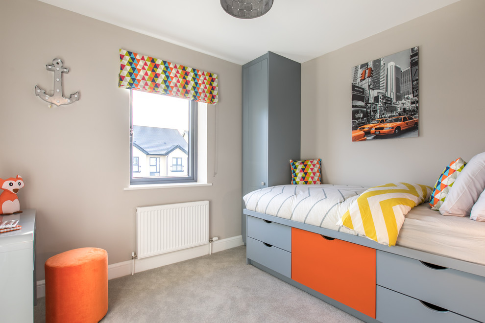 Diseño de dormitorio infantil actual de tamaño medio con paredes grises, moqueta y suelo gris