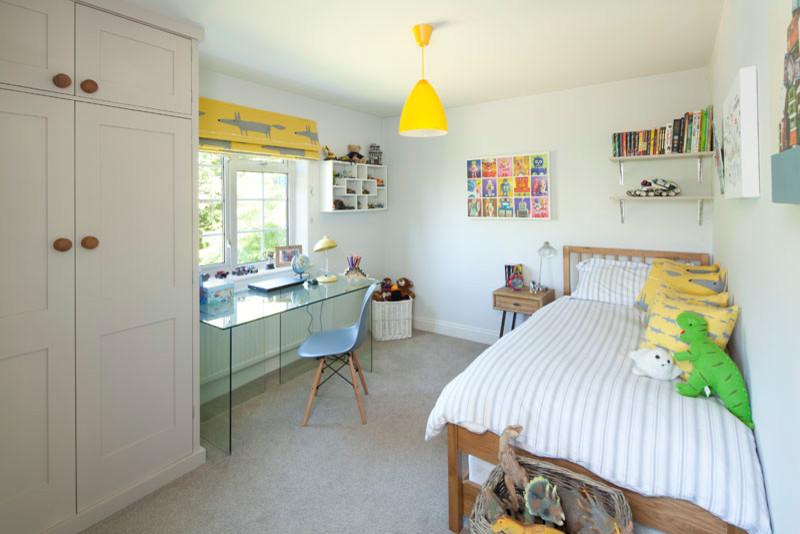 Пример оригинального дизайна: детская среднего размера в стиле модернизм с спальным местом, серыми стенами и ковровым покрытием для подростка, мальчика