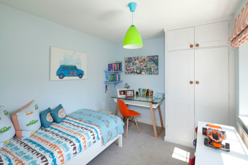 Свежая идея для дизайна: детская среднего размера в стиле модернизм с спальным местом, синими стенами и ковровым покрытием для ребенка от 4 до 10 лет, мальчика - отличное фото интерьера
