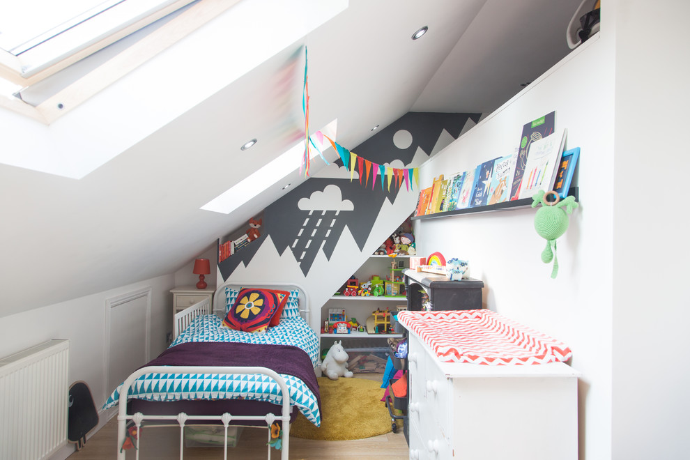 Esempio di una piccola e In mansarda cameretta per bambini da 1 a 3 anni design con pareti grigie