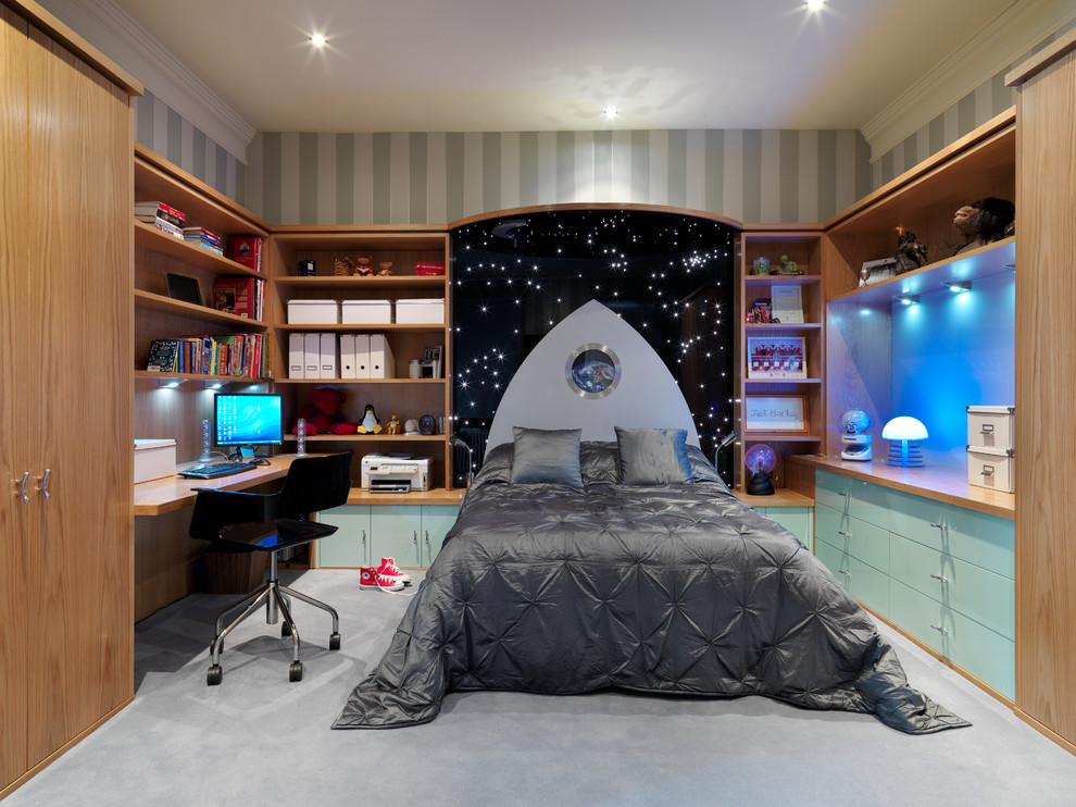 Exempel på ett stort modernt pojkrum kombinerat med sovrum och för 4-10-åringar, med heltäckningsmatta