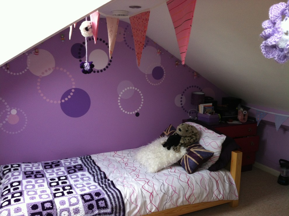 Cette image montre une petite chambre d'enfant design avec un mur violet et moquette.