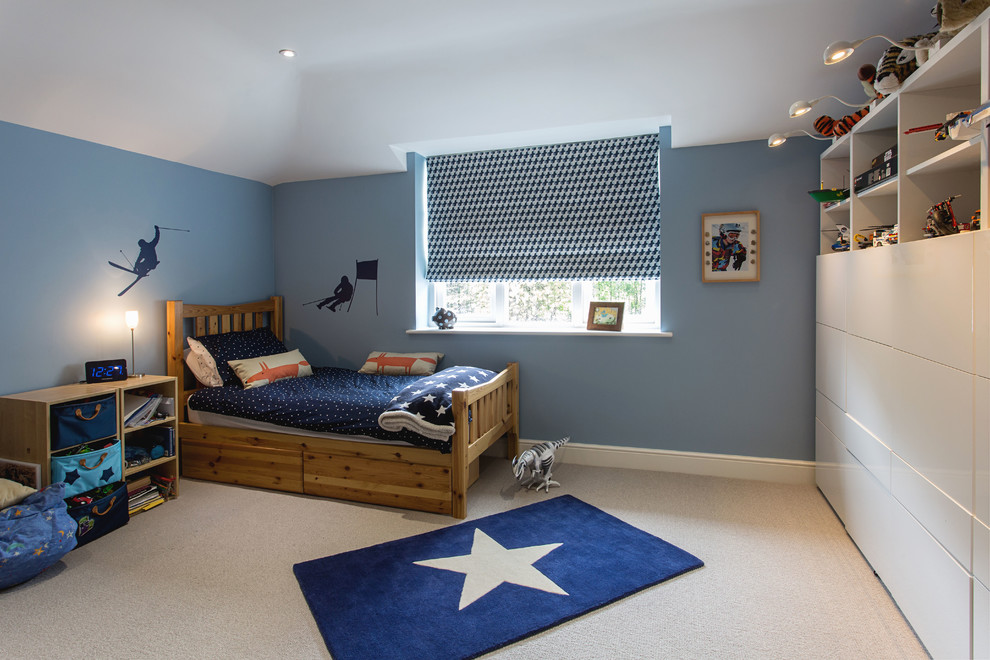 Idées déco pour une chambre d'enfant de 4 à 10 ans contemporaine de taille moyenne avec un mur bleu, moquette, un sol beige, un plafond en papier peint et du papier peint.