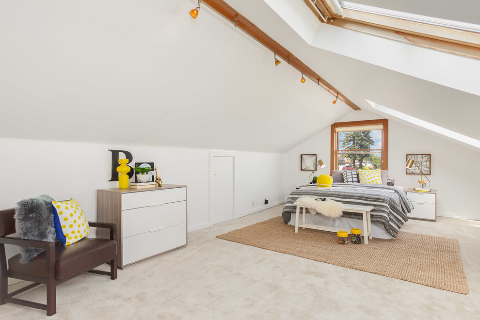 Idee per un'ampia cameretta per bambini minimal con pareti bianche, moquette e pavimento beige
