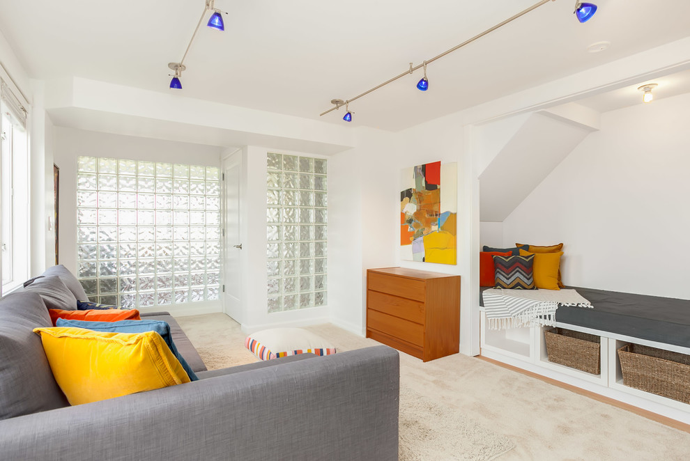 Imagen de dormitorio infantil actual grande con paredes blancas, moqueta y suelo beige